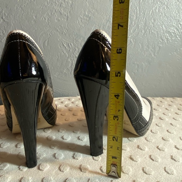 Vintage KAROLYN Black and white Spectator Pumps - Picture 6 of 16